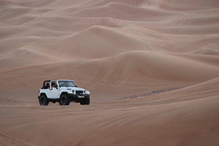 Hurghada : Aventure en jeep dans le désert et observation des étoiles avec dîner